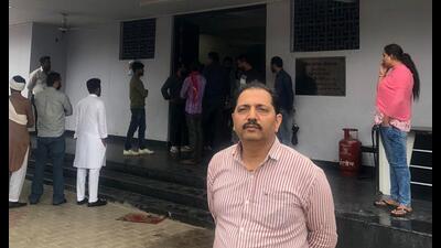 The victim, Vikas Chopra, an employee of SBI, told the Mohali police that he was returning to Sangrur, his place of posting, after attending to an ailing family member in Zirakpur. (HT PHOTO) The victim, Vikas Chopra, an employee of SBI, told the Mohali police that he was returning to Sangrur, his place of posting, after attending to an ailing family member in Zirakpur. (HT PHOTO)
