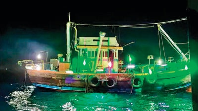 Though the Centre banned it in all coastal states in 2017, fishers say the use of LED lights remains rampant in waters just beyond the 12 nautical mile limit, where the jurisdiction of the state marine police ends and the Indian exclusive economic zone (EEZ) begins. (HT PHOTO) Though the Centre banned it in all coastal states in 2017, fishers say the use of LED lights remains rampant in waters just beyond the 12 nautical mile limit, where the jurisdiction of the state marine police ends and the Indian exclusive economic zone (EEZ) begins. (HT PHOTO)