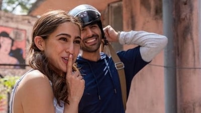 Sara Ali Khan and Kartik Aaryan in a still from Love Aaj Kal. Sara Ali Khan and Kartik Aaryan in a still from Love Aaj Kal.