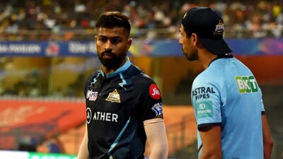 Hardik Pandya (L) with Ashish Nehra (IPL) Hardik Pandya (L) with Ashish Nehra (IPL)