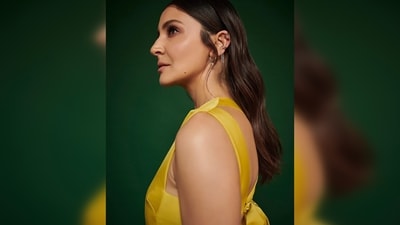 For her hairdo, Anushka Sharma went for the middle parted open look with soft waves.&nbsp; (Instagram/@anushkasharma)