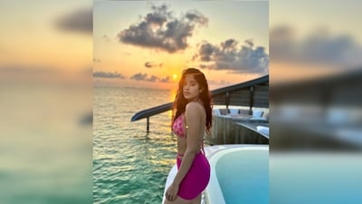 Janhvi Kapoor gets captured while enjoying the breathtaking sunset. (Instagram/@janhvikapoor) Janhvi Kapoor gets captured while enjoying the breathtaking sunset. (Instagram/@janhvikapoor)