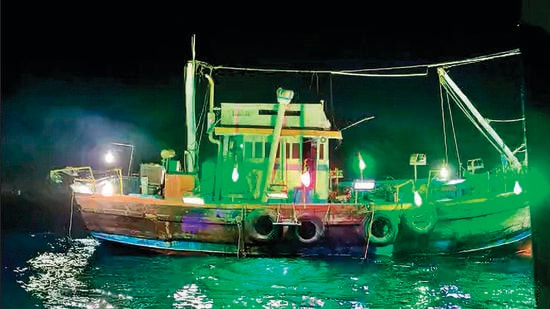 Though the Centre banned it in all coastal states in 2017, fishers say the use of LED lights remains rampant in waters just beyond the 12 nautical mile limit, where the jurisdiction of the state marine police ends and the Indian exclusive economic zone (EEZ) begins. (HT PHOTO)