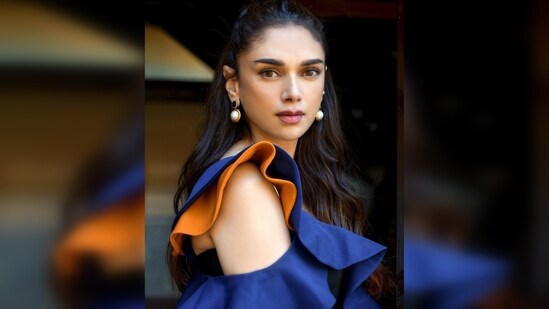 For makeup, she opted for the soft glam look with neutral warm tones.&nbsp;(Instagram/@aditiraohydari)