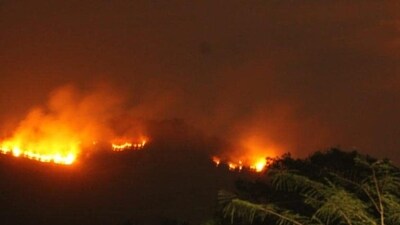 Some local residents noticed the fire and thick smoke billowing out from the upper storey of the building and alerted the fire service personnel.