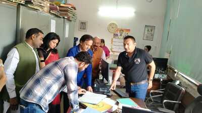 Mayor Kulbhushan Goyal during the surprise check at a Panchkula municipal corporation. (HT Photo) Mayor Kulbhushan Goyal during the surprise check at a Panchkula municipal corporation. (HT Photo)