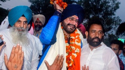 Congress leader Navjot Singh Sidhu being welcomed on his release from the Central Jail after spending nearly 10 months in Patiala central jail in a 1988 road rage death case, in Patiala, Saturday, April 1, 2023. (PTI) Congress leader Navjot Singh Sidhu being welcomed on his release from the Central Jail after spending nearly 10 months in Patiala central jail in a 1988 road rage death case, in Patiala, Saturday, April 1, 2023. (PTI)