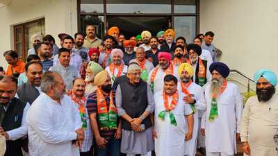 The former sarpanches, panches and their supporters joined the BJP in the presence of Union minister Gajendra Singh Shekhawat at the party office in Sector 33, Chandigarh, on Saturday. (HT Photo) The former sarpanches, panches and their supporters joined the BJP in the presence of Union minister Gajendra Singh Shekhawat at the party office in Sector 33, Chandigarh, on Saturday. (HT Photo)