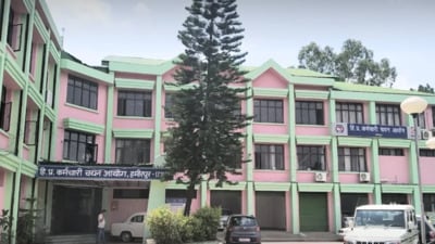 The junior office assistants (JOAs-IT) paper leak scam was unearthed on December 23 when the vigilance sleuths arrested senior assistant of HPSSC Uma Azad red-handed with a solved question paper and  ₹2.5 lakh cash, besides a laptop and other documents. (HT File)