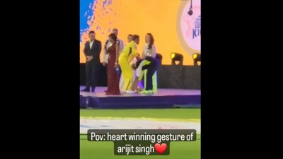 IPL 2023: The image shows Arijit Singh touching MS Dhoni’s feet during the opening ceremony. (Screengrab) IPL 2023: The image shows Arijit Singh touching MS Dhoni’s feet during the opening ceremony. (Screengrab)