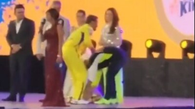 Arijit Singh touches MS Dhoni's feet (Twitter) Arijit Singh touches MS Dhoni's feet (Twitter)