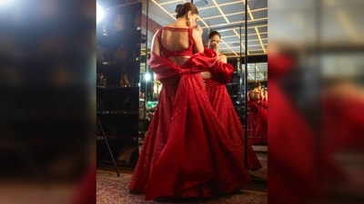 Kareena Kapoor Khan contemporary lehenga comes with a sleeveless backless blouse and a modern design dupatta. (Instagram/@kareenakapoorkhan) Kareena Kapoor Khan contemporary lehenga comes with a sleeveless backless blouse and a modern design dupatta. (Instagram/@kareenakapoorkhan)