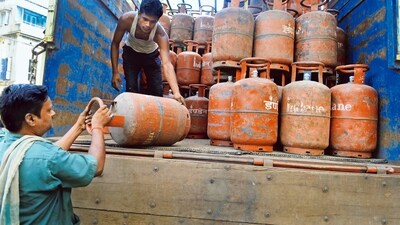 Petroleum companies generally revise the prices of LPG cylinders on April 1. (File) Petroleum companies generally revise the prices of LPG cylinders on April 1. (File)