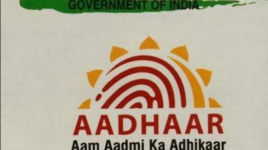 As the government had earlier set a deadline of March 31 for linking Aadhaar and PAN cards to keep bank accounts active, hundreds thronged to government-authorised centres to get it done. (HT Archives)