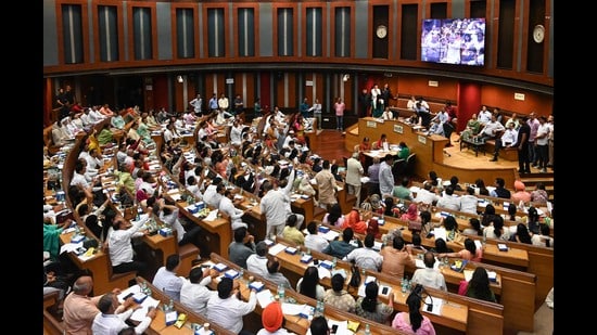 The Delhi civic body has already given discontinuation orders to employees working as teachers, data entry operators, and gardeners. (Vipin Kumar/HT PHOTO)
