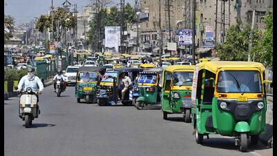 Autos and e-rickshaws lined up outside the bus stand in Ludhiana on Sunday. (Gurpreet Singh/HT Photo) Autos and e-rickshaws lined up outside the bus stand in Ludhiana on Sunday. (Gurpreet Singh/HT Photo)
