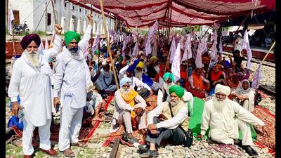 Farmers owing allegiance to Kisan Mazdoor Sangharsh Committee (KMSC) laid siege to Amritsar-Jammu railway line at the Batala railway station in Gurdaspur in support of various demands, including adequate compensation for the damaged wheat crop and vegetables.