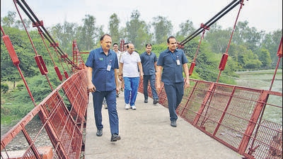 Lieutenant governor (LG) VK Saxena on Sunday visited Sanjay Lake in east Delhi. The lake has reduced due to neglect. (HT Photo) Lieutenant governor (LG) VK Saxena on Sunday visited Sanjay Lake in east Delhi. The lake has reduced due to neglect. (HT Photo)