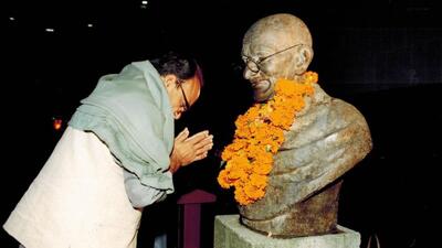 The bust of Mahatma Gandhi at the Simon Fraser University campus in Burnaby, British Columbia that was garlanded on October 2 every year. (Supplied photo) The bust of Mahatma Gandhi at the Simon Fraser University campus in Burnaby, British Columbia that was garlanded on October 2 every year. (Supplied photo)