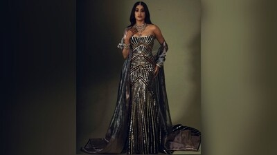 Her sleeveless gown featured a plunging sweetheart neckline, corseted bodice, cinched waist, and mermaid-style silhouette that accentuated her figure, with an ankle-length hem adding to the overall glamour of the look. (Instagram/@Janhvikapoor ) Her sleeveless gown featured a plunging sweetheart neckline, corseted bodice, cinched waist, and mermaid-style silhouette that accentuated her figure, with an ankle-length hem adding to the overall glamour of the look. (Instagram/@Janhvikapoor )