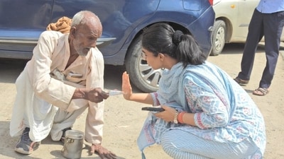 IAS Saumya Pandey seen interacting with the elderly man. (Twitter/@SrVipinShukla) IAS Saumya Pandey seen interacting with the elderly man. (Twitter/@SrVipinShukla)