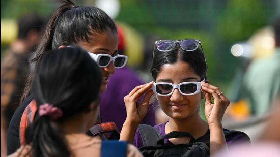 Delhi on Sunday recorded a maximum temperature of 30.3°C — three degrees below normal. (Sanchit Khanna/HT Photo)