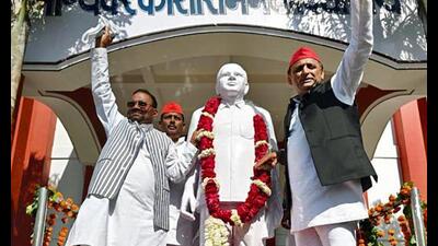 •Samajwadi Party (SP) president Akhilesh Yadav during the unveiling of a statue of the late Bahujan Samaj Party (BSP) founder Kanshi Ram at a function in Rae Bareli on Monday. (ANI Photo) •Samajwadi Party (SP) president Akhilesh Yadav during the unveiling of a statue of the late Bahujan Samaj Party (BSP) founder Kanshi Ram at a function in Rae Bareli on Monday. (ANI Photo)
