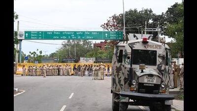 Police barricading at the Mohali-Chandigarh border to prevent agitating Sikh activists from marching to the residence of Punjab chief minister Bhagwant Mann’s residence on Monday. (Ravi Kumar/HT)