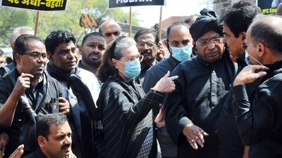 Sonia Gandhi and Mallikarjun Kharge with other MPs in Parliament House. (HT photo) Sonia Gandhi and Mallikarjun Kharge with other MPs in Parliament House. (HT photo)
