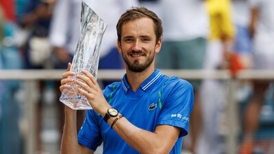 Daniil Medvedev celebrates with the Butch Buchholz Championship trophy after his victory over Jannik Sinne (USA TODAY Sports via Reuters Con)