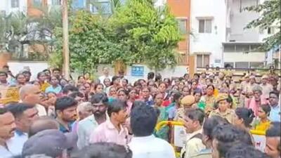 The deceased woman’s relatives protested in front of the Bangarapet government hospital on Sunday, demanding action against the doctors and the hospital staff. (HT Photo)