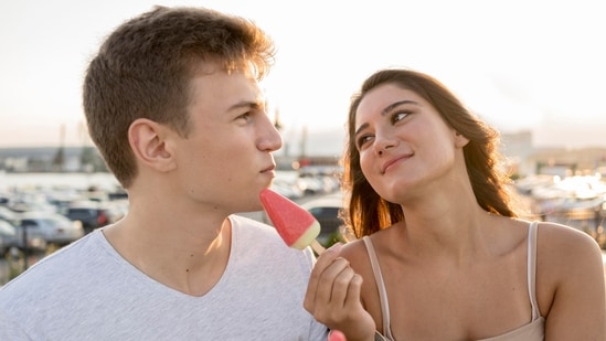 Ice Cream Date - Visit a local ice cream shop and treat yourselves to some delicious ice cream. Take a walk and explore the neighborhood while enjoying your sweet treats.(freepik )