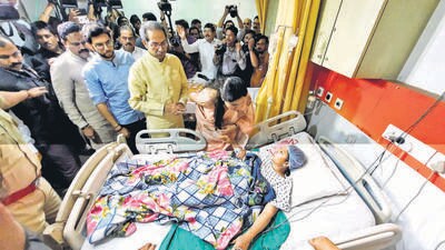 After hearing of the incident, Uddhav Thackeray rushed to Thane with wife Rashmi Thackeray and son MLA Aaditya Thackeray to boost the morale of his party workers. Hitting out at Deputy Chief Minister Devendra Fadnavis, he called him a ‘fadtus’ (useless) home minister and demanded his resignation. (Praful Gangurde/HT Photo) After hearing of the incident, Uddhav Thackeray rushed to Thane with wife Rashmi Thackeray and son MLA Aaditya Thackeray to boost the morale of his party workers. Hitting out at Deputy Chief Minister Devendra Fadnavis, he called him a ‘fadtus’ (useless) home minister and demanded his resignation. (Praful Gangurde/HT Photo)
