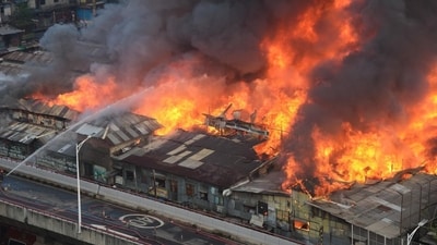 Bangladesh Bangabazar Fire: The fire broke out at the Bangabazar market around 6:10 am. Bangladesh Bangabazar Fire: The fire broke out at the Bangabazar market around 6:10 am.