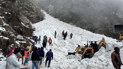 The avalanche hit the arterial Jawaharlal Nehru Marg, which connects Gangtok to Nathu La at the China border, around 11.30 am, trapping five-six vehicles with around 30 people under the snow, the Army said in a statement.&nbsp; (REUTERS)
