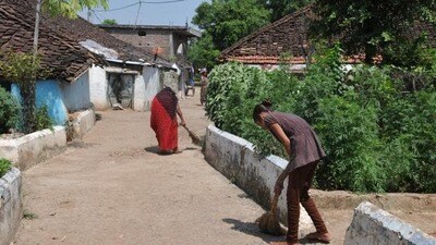 In the second phase of Swachh Bharat Mission (rural), more than 25,000 gram panchayats of U.P. have been included. (For Representation) In the second phase of Swachh Bharat Mission (rural), more than 25,000 gram panchayats of U.P. have been included. (For Representation)