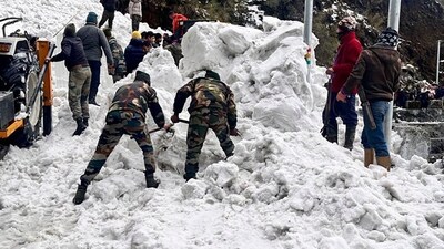 Till 4 pm, seven bodies were brought out of the snow and 23 people were rescued alive, including six tourists from a deep valley, a state government official said, quoting reports from the Army. (AP) Till 4 pm, seven bodies were brought out of the snow and 23 people were rescued alive, including six tourists from a deep valley, a state government official said, quoting reports from the Army. (AP)