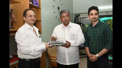 Maharashtra Minister Chandrakant Patil (C) unveiled the special ‘Vande Bharat’ scale model to mark the silver jubilee of Joshi Museum of Miniature Railways. Also seen are Ravi Joshi (L) and Devavrat Joshi. (HT PHOTO) Maharashtra Minister Chandrakant Patil (C) unveiled the special ‘Vande Bharat’ scale model to mark the silver jubilee of Joshi Museum of Miniature Railways. Also seen are Ravi Joshi (L) and Devavrat Joshi. (HT PHOTO)