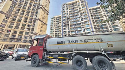 Mumbai, India - April 04, 2023: A water tanker supplying water as residents of Videocon Tower face acute water scarcity, at Kandivali (East), in Mumbai, India, on Tuesday, April 04, 2023. (Photo by Vijay Bate/HT Photo) (HT PHOTO) Mumbai, India - April 04, 2023: A water tanker supplying water as residents of Videocon Tower face acute water scarcity, at Kandivali (East), in Mumbai, India, on Tuesday, April 04, 2023. (Photo by Vijay Bate/HT Photo) (HT PHOTO)