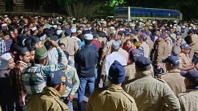 Nainital SSP addressed the crowd through the loudspeaker installed in the police vehicle and asked them to let the police do their work. (HT Photo) Nainital SSP addressed the crowd through the loudspeaker installed in the police vehicle and asked them to let the police do their work. (HT Photo)