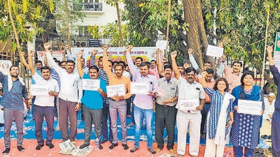 Participating in the strike is an Ahmednagar based professor of Marathi, Dyaneshwar Khilaree, who waits tables at an eatery in his city to earn ₹8000. He has been a college professor for more than two decades. He slips into his eight-hour evening shift after working in the college for five hours, which gives him ₹5000 each month. “The extra money helps my family survive,” said Khilaree. (HT PHOTO) Participating in the strike is an Ahmednagar based professor of Marathi, Dyaneshwar Khilaree, who waits tables at an eatery in his city to earn ₹8000. He has been a college professor for more than two decades. He slips into his eight-hour evening shift after working in the college for five hours, which gives him ₹5000 each month. “The extra money helps my family survive,” said Khilaree. (HT PHOTO)