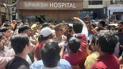Protest outside the private hospital in Shalimar Garden on Tuesday. Seeing the ruckus, doctors, hospital staff and other patients fled the hospital, police said. (Sakib Ali/HT Photo) Protest outside the private hospital in Shalimar Garden on Tuesday. Seeing the ruckus, doctors, hospital staff and other patients fled the hospital, police said. (Sakib Ali/HT Photo)