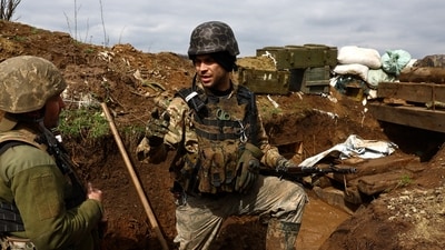 Ukrainian service men Oleksandr and Oleksandr of the 24th brigade stand guard at their position in the trenches at the frontline, amid Russia?s attack on Ukraine, near Niu York, Donetsk region, Ukraine, April 4. (REUTERS)