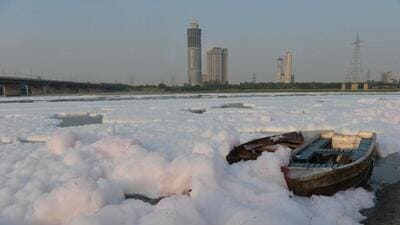 Yamuna River laden with toxic foam at Kalindi Kunj in New Delhi on March 21, 2023. (HT Photo) Yamuna River laden with toxic foam at Kalindi Kunj in New Delhi on March 21, 2023. (HT Photo)