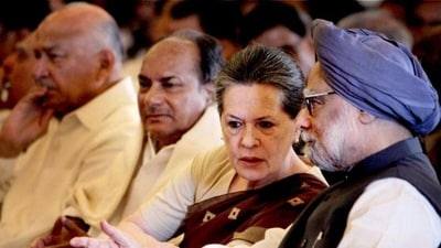 The BJP also took a personal jab at former Prime Minister Manmohan Singh by suggesting him a ‘remote control’ of the Gandhi family in the video. The BJP also took a personal jab at former Prime Minister Manmohan Singh by suggesting him a ‘remote control’ of the Gandhi family in the video.