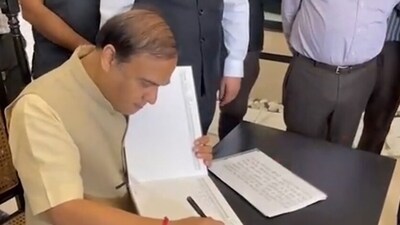 Assam CM Himanta Biswa Sarma reportedly writing his comments in a visitor's book. (Twitter) Assam CM Himanta Biswa Sarma reportedly writing his comments in a visitor's book. (Twitter)