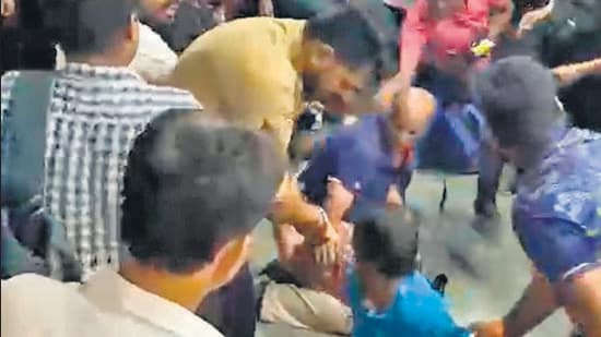 Passengers engage in scuffle at Diva station