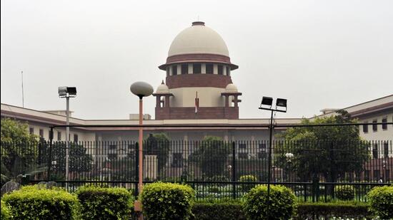 A bench of justices MR Shah and CT Ravikumar reiterated that the local police shall be held responsible if any illegal “bhatti” is found operating within their jurisdiction. (HT Photo)