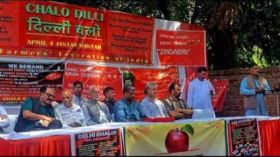 Apple farmers from Himachal Pradesh, Uttarakhand and Jammu and Kashmir on Tuesday participated in a protest at Jantar Mantar in Delhi over no import duty on imported apple and end of market intervention scheme by the Central government that allowed states to produce agriculture produce in 17 states. (HT Photo)
