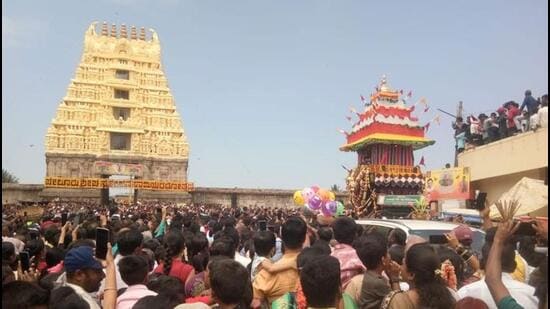 The practice of reciting Quran before the ‘rath’ is part of the tradition at the festival at Sri Channakeshava Swamy temple in Belur in Hassan district. (HT Photo)